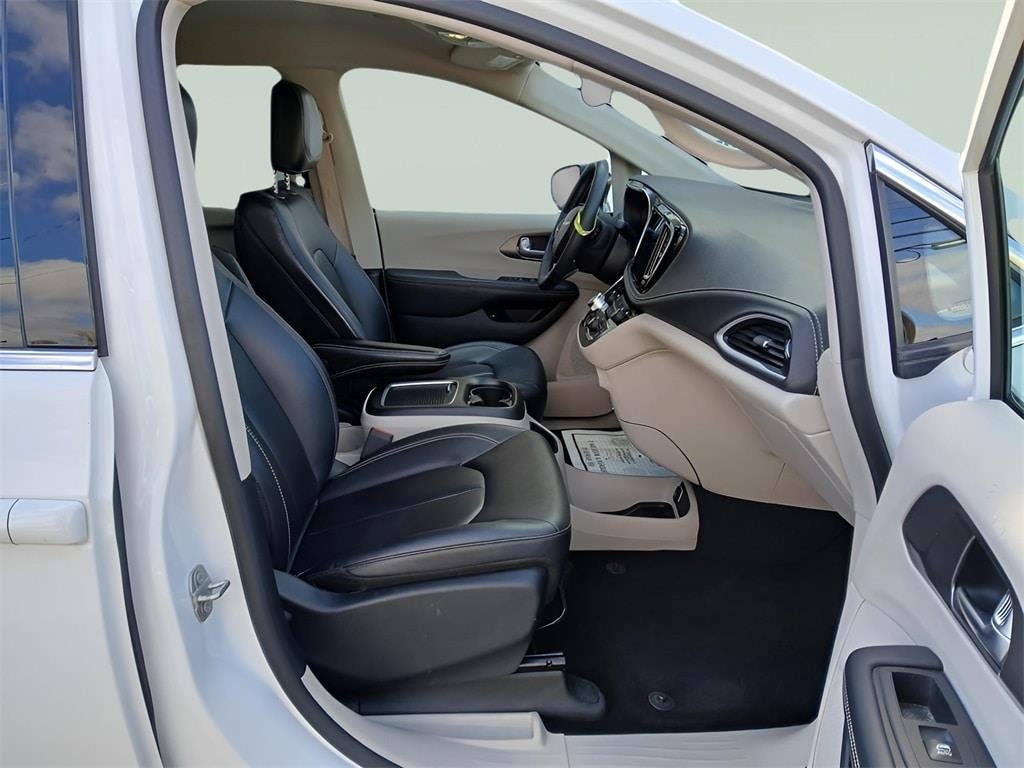 2024 Chrysler Pacifica Hybrid Select