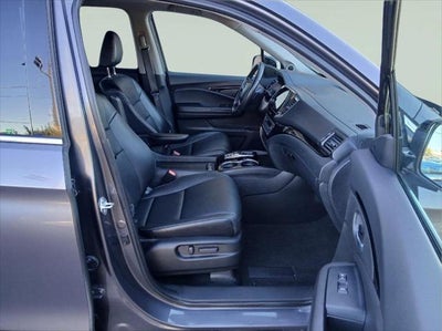 2022 Honda Pilot Touring w/Rear Captain's Chairs