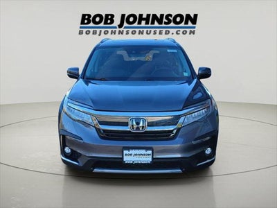 2022 Honda Pilot Touring w/Rear Captain's Chairs