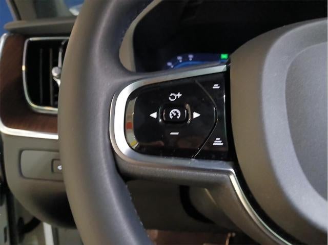 2023 Volvo XC60 Plus Dark Theme