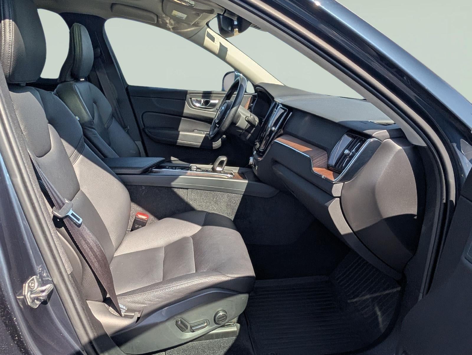 2022 Volvo XC60 Momentum