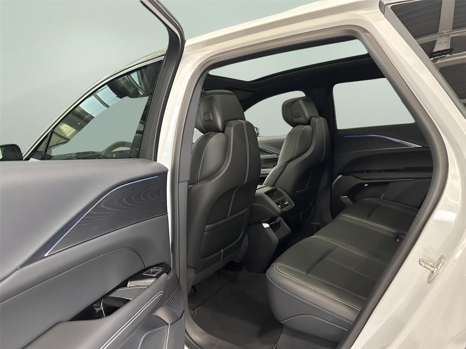 2024 Cadillac LYRIQ Luxury 1