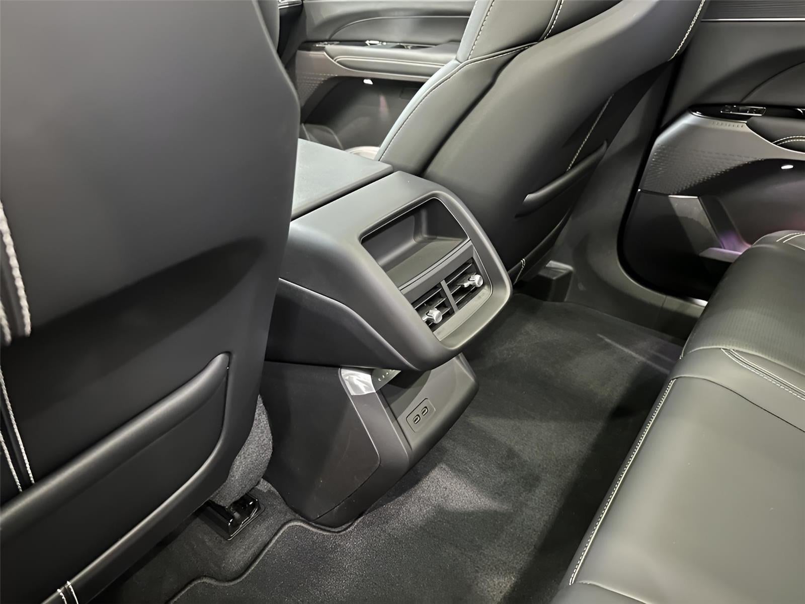 2024 Cadillac LYRIQ Luxury 1