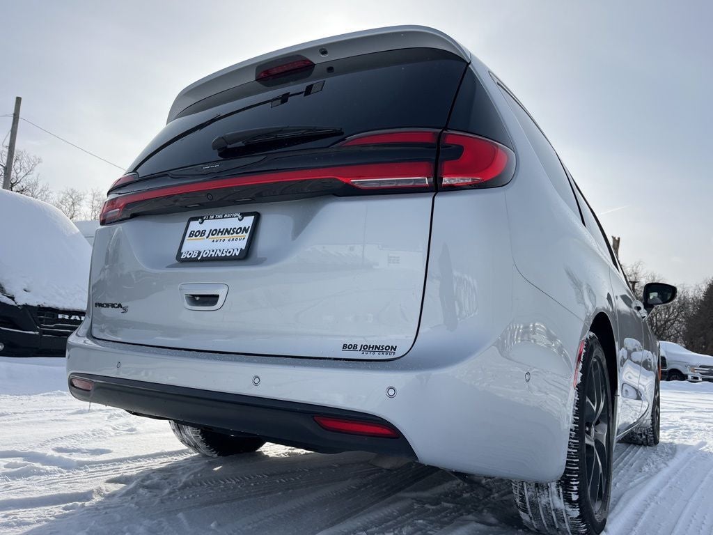 2024 Chrysler Pacifica Touring L S APPERANCE PACKAGE