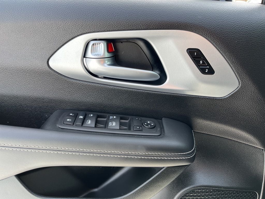 2024 Chrysler Pacifica Touring L S APPERANCE PACKAGE