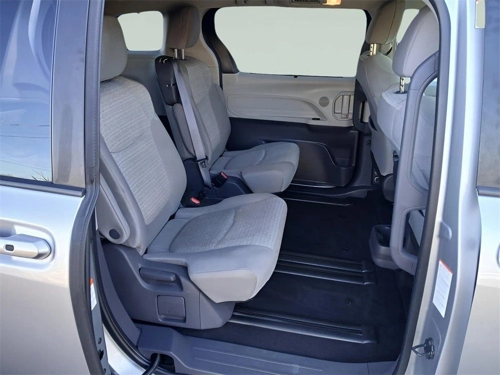 2021 Toyota Sienna LE 8 Passenger