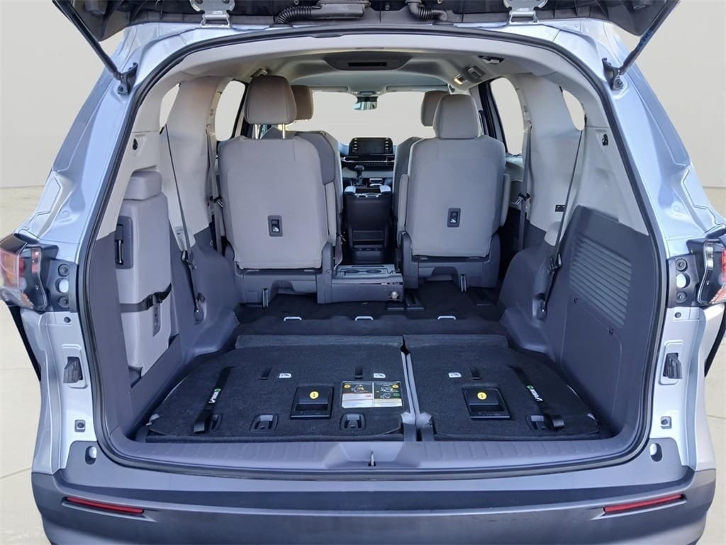 2021 Toyota Sienna LE 8 Passenger