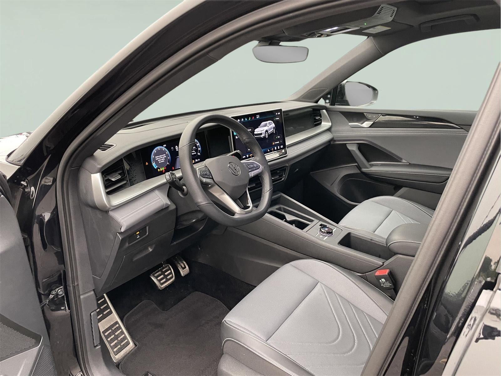 2025 Volkswagen Tiguan SE R-Line Black
