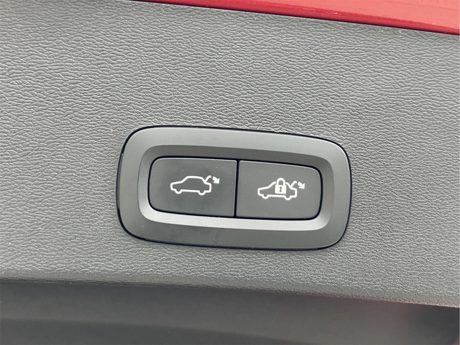 2024 Volvo XC40 Plus Dark Theme