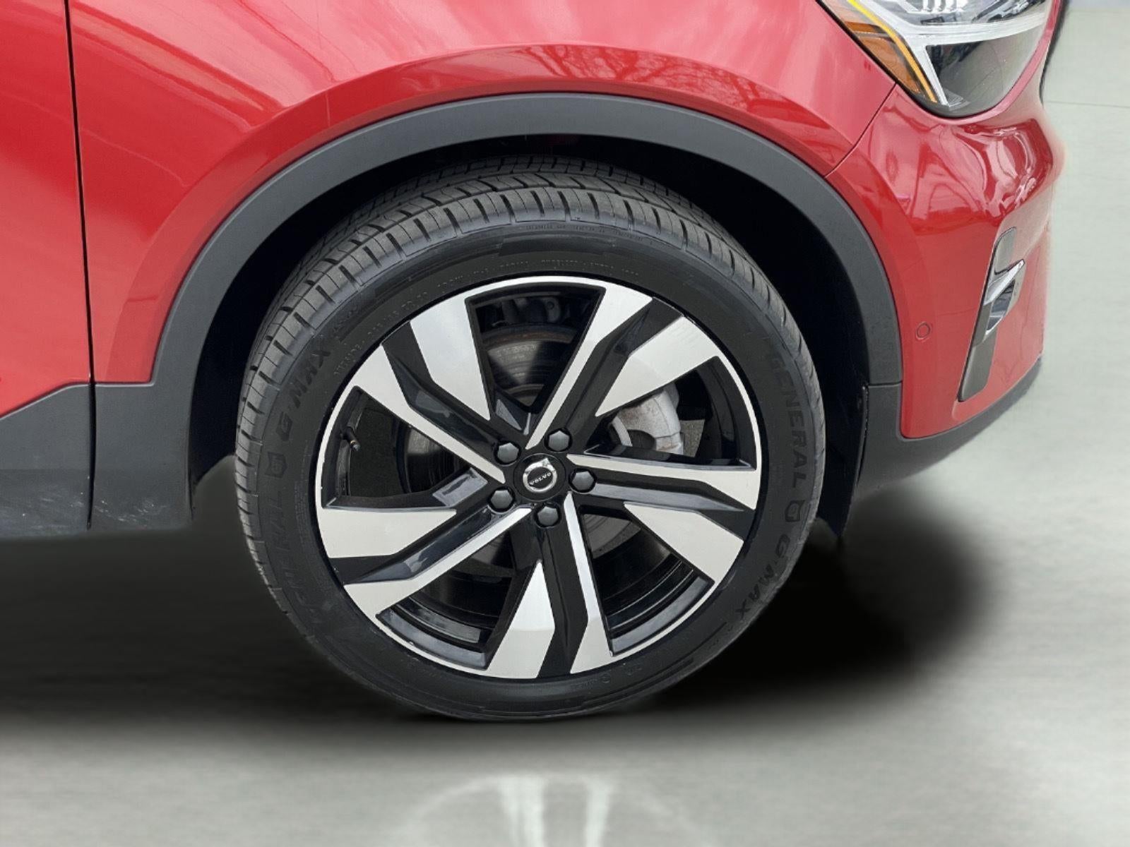 2024 Volvo XC40 Plus Dark Theme